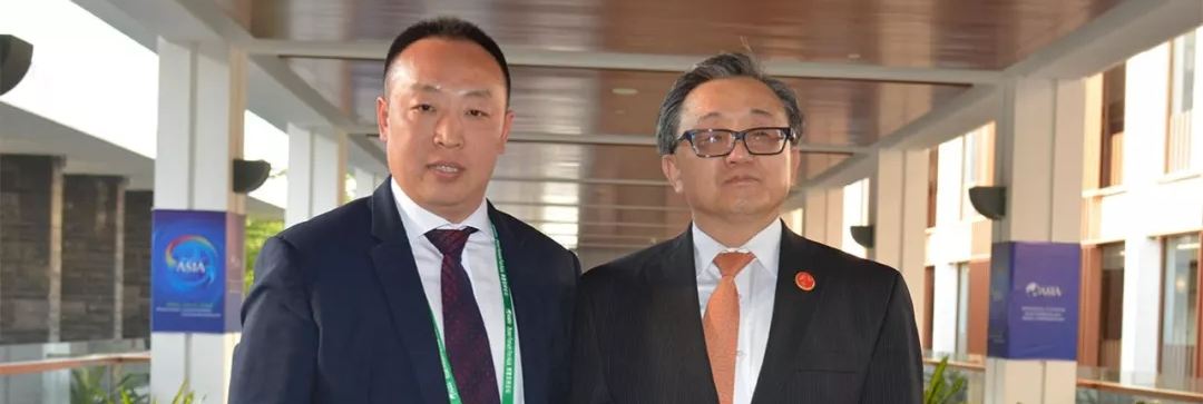 阴阜大骚逼色站联合国副秘书长刘振民和赵章栓会长在博鳌亚洲论坛亲切交"